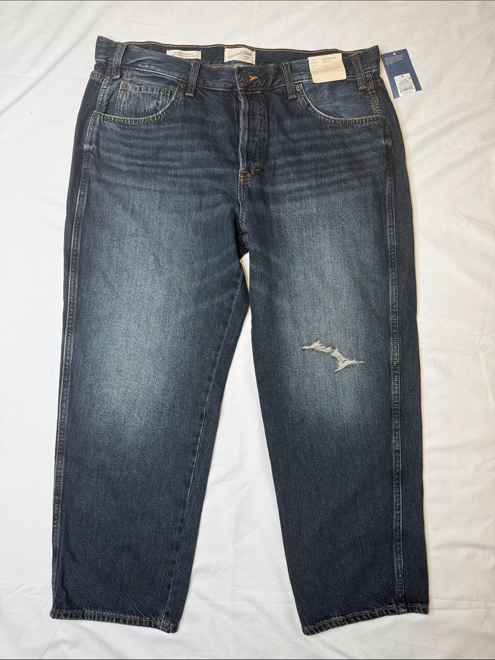 NWT Universal Thread Women's Dark wash Midrise Boyfriend Jeans distressed
